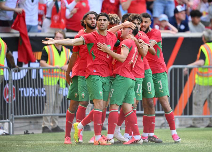 Achraf Hakimi célèbre avec ses coéquipiers un but du Maroc lors du match amical face à la Norvège, le 7 juin 2026 dans le New Jersey.