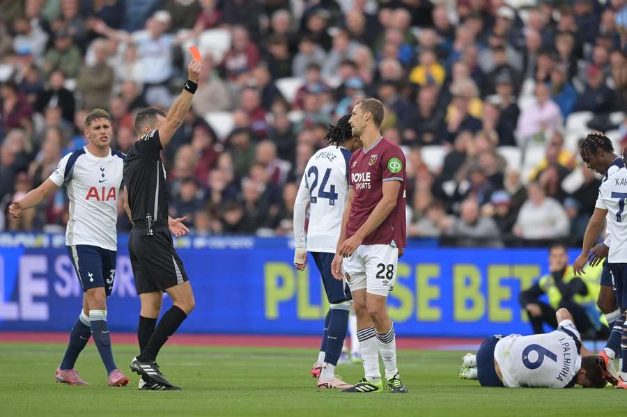 Tomáš Souček byl v derby proti Tottenhamu vyloučen.