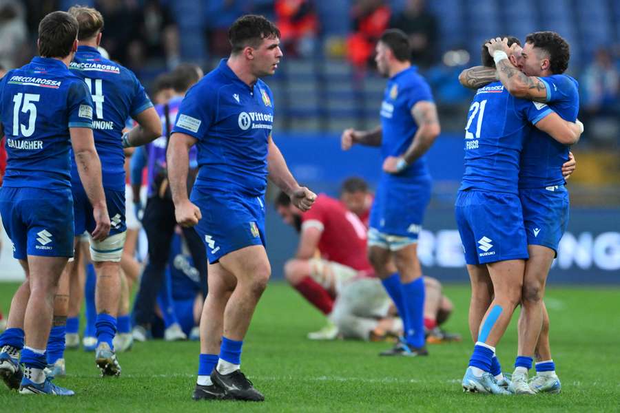 Les Italiens célébrant leur victoire.