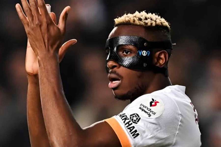 Victor Osimhen je opět spojován s přesunem do PSG