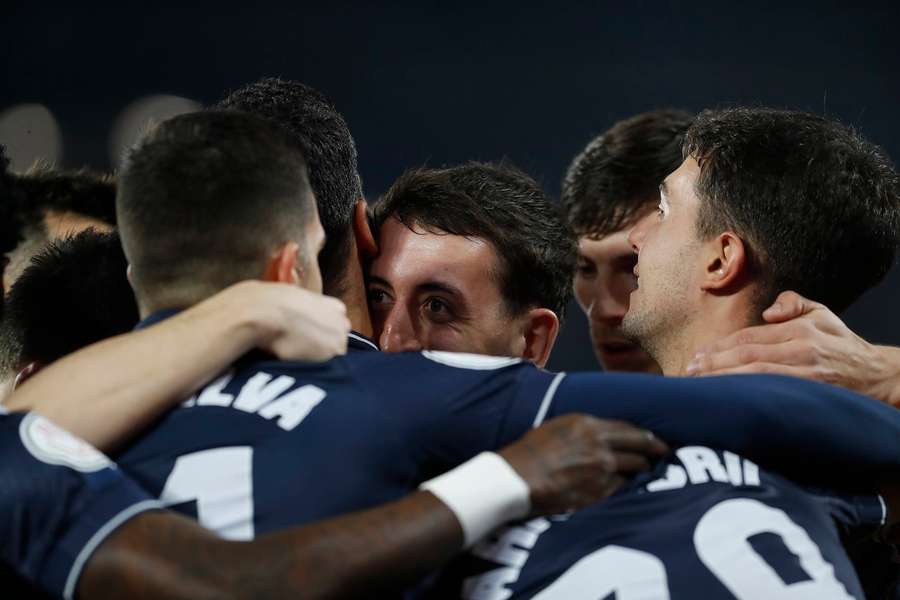 Oyarzabal, abbracciato dai compagni dopo il gol iniziale
