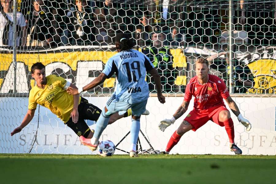 Kianga scores Slovan Bratislava's 94th-minute winner