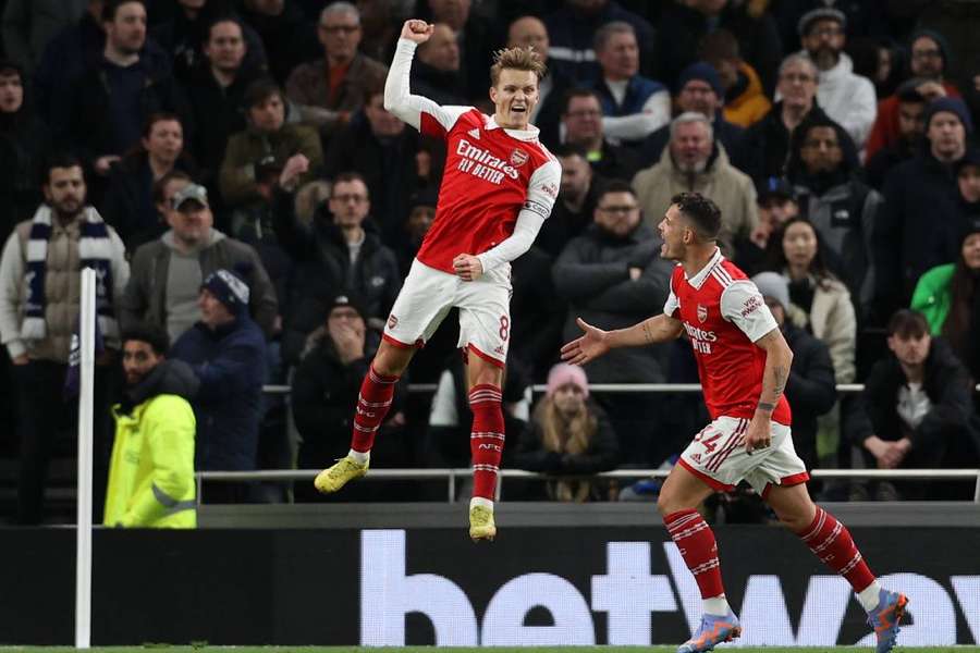 Arsenal vence primeira na nova casa do Tottenham e abre oito na ponta do Inglês