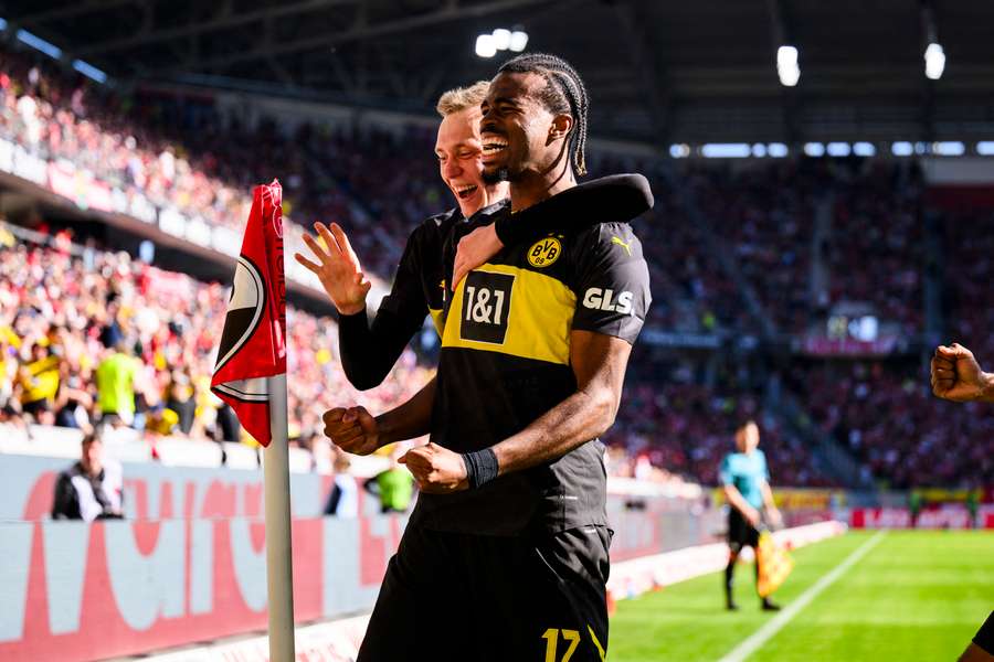 Carney Chukwuemeka, del Dortmund, celebra su gol contra el Friburgo.
