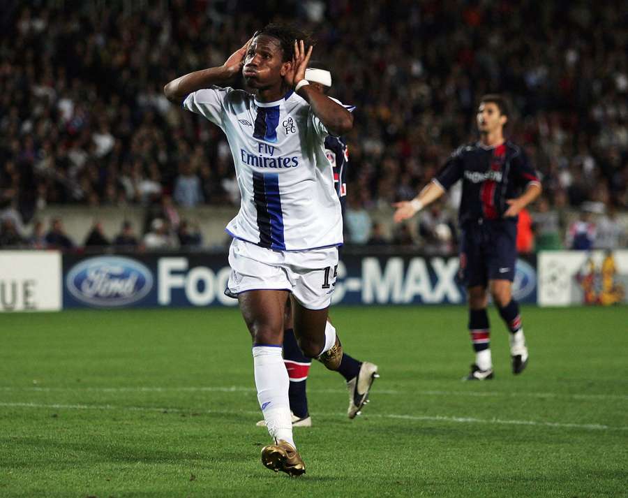 Didier Drogba célèbre son but lors du match de Ligue des champions entre le PSG et Chelsea, au Parc des Princes, le 14 septembre 2004.