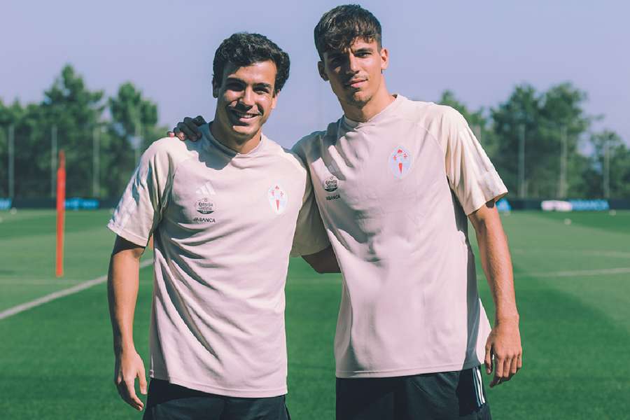 Gabri Veiga, à droite de la photo, à côté de Manu Sánchez, son coéquipier au Celta et en équipe nationale des moins de 21 ans.