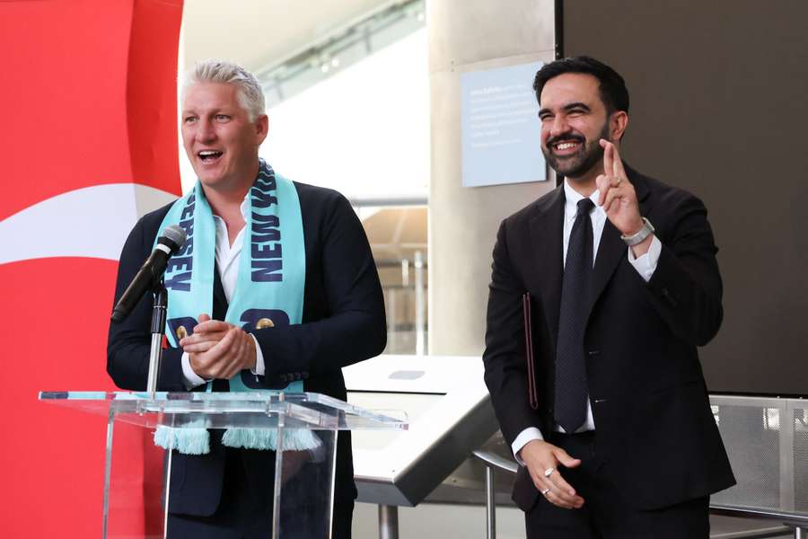 Schweinsteiger brincou sobre o Arsenal com Mamdani Schweinsteiger brincou sobre o Arsenal com Mamdani
