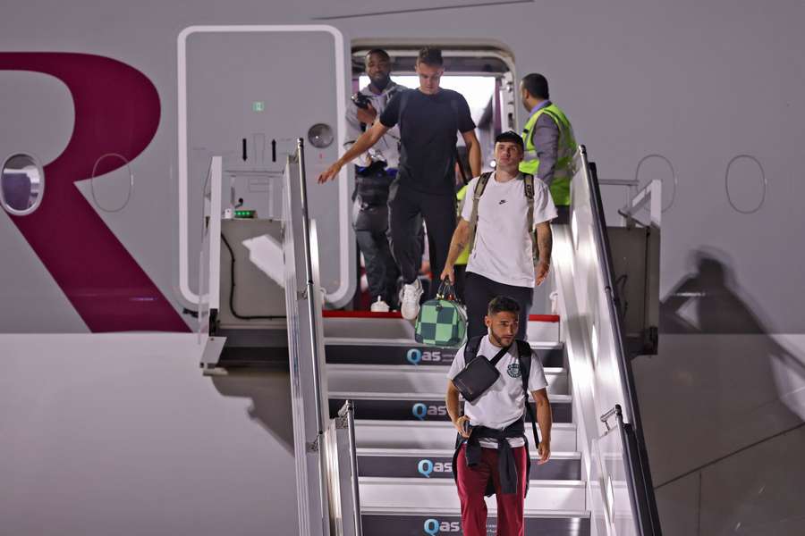 Jogadores dos Estados Unidos à saída do avião no aeroporto internacional Hamad, em Doha