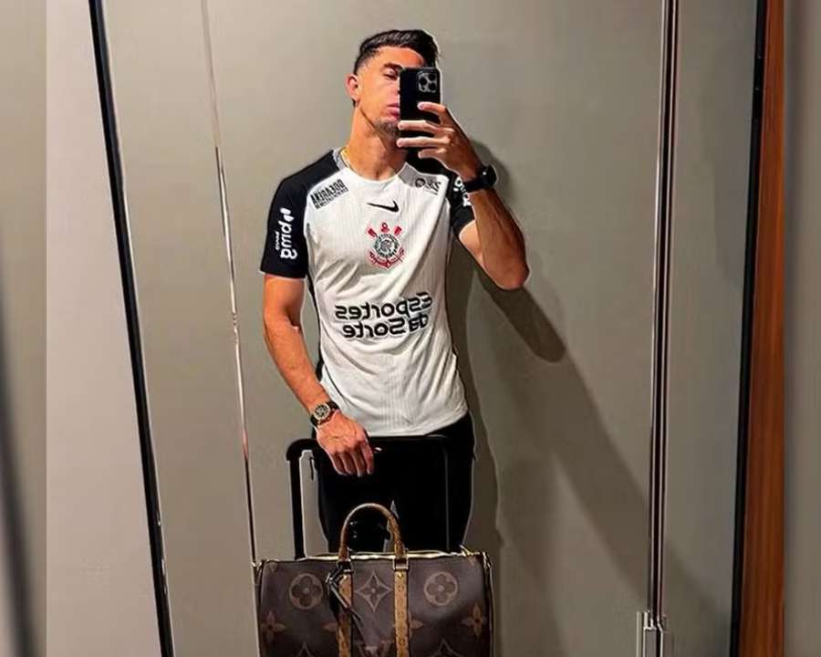 Zagueiro compartilhou fotos com a camisa do Corinthians nas últimas semanas