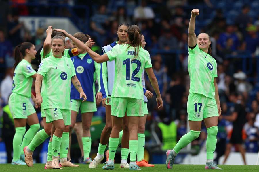 Ewa Pajor (R) i koleżanki z drużyny świętują po półfinałowym meczu drugiego etapu Ligi Mistrzów UEFA kobiet pomiędzy Chelsea i Barceloną