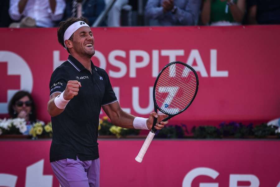 Casper Ruud feiert den Turniersieg in Portugal