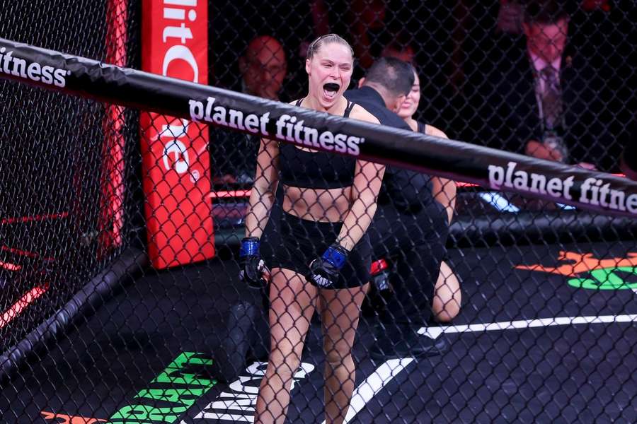 Rousey celebra su victoria Rousey celebra su victoria