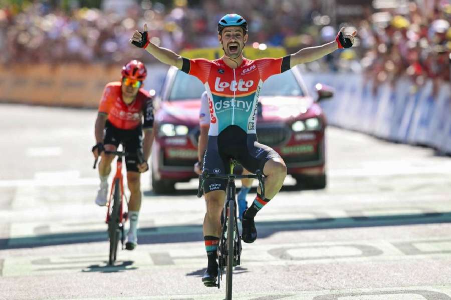 Victor Campenaerts bejubelt seinen Sieg auf der Etappe nach Barcelonnette.