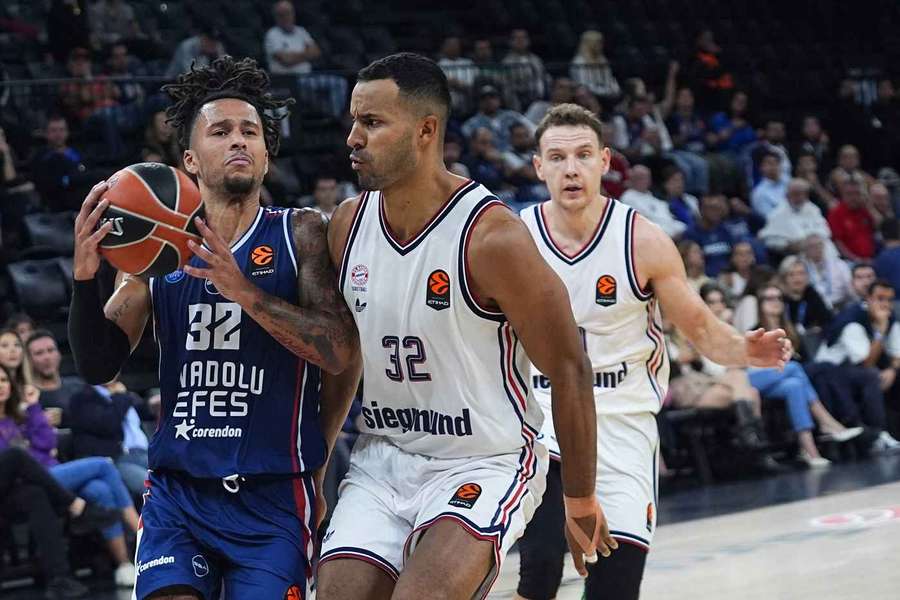 Die Bayern knacken Efes. Die Bayern knacken Efes.