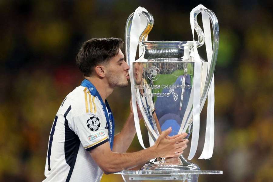 Brahim Díaz lors de la cérémonie sur la pelouse avec le trophée de la Ligue des champions.