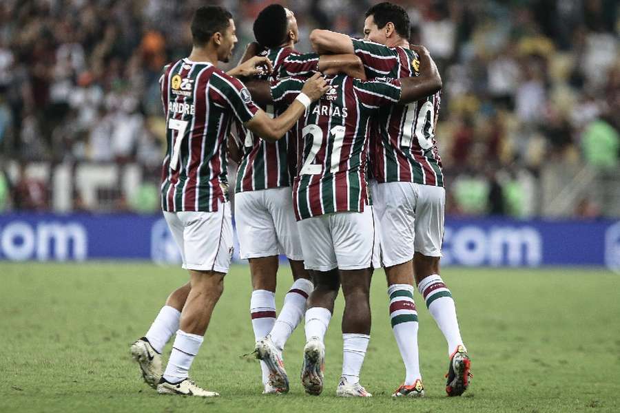 Jogadores do Fluminense comemoram o gol marcado por Arias