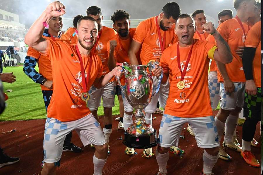 Jucătorii Corvinului Hunedoara sărbătoresc câștigarea Cupei României în sezonul 2023/2024