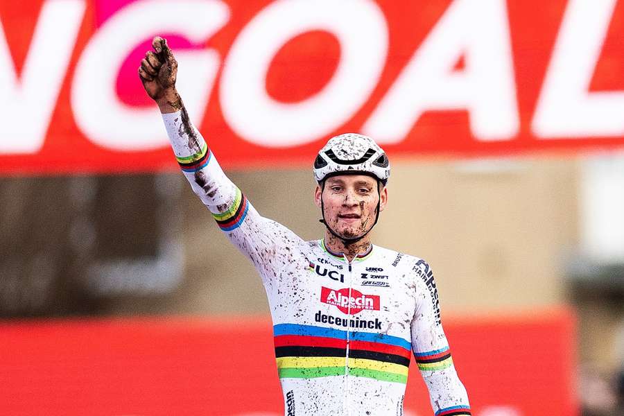 Van der Poel boekt in wereldbeker Hulst zevende veldritzege op rij