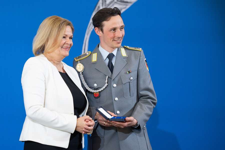 Nancy Faeser übergibt das "Silberne Lorbeerblatt" an Kombinierer Eric Frenzel.