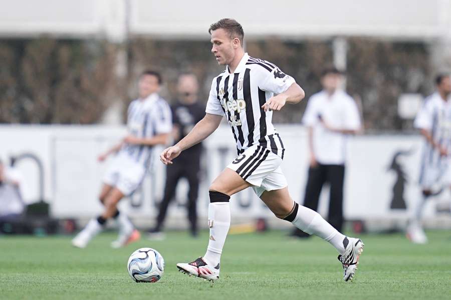 Arthur porta palla durante il match Arthur porta palla durante il match