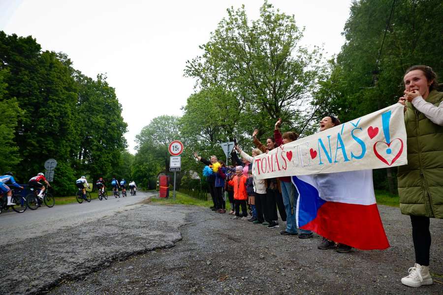 Czeski kolarz Tomáš Přidal również był wspierany tuż przy drodze.