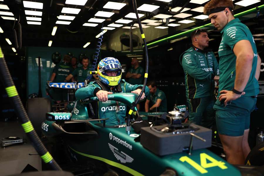 Fernando Alonso, bajándose de su Aston Martin Fernando Alonso, bajándose de su Aston Martin