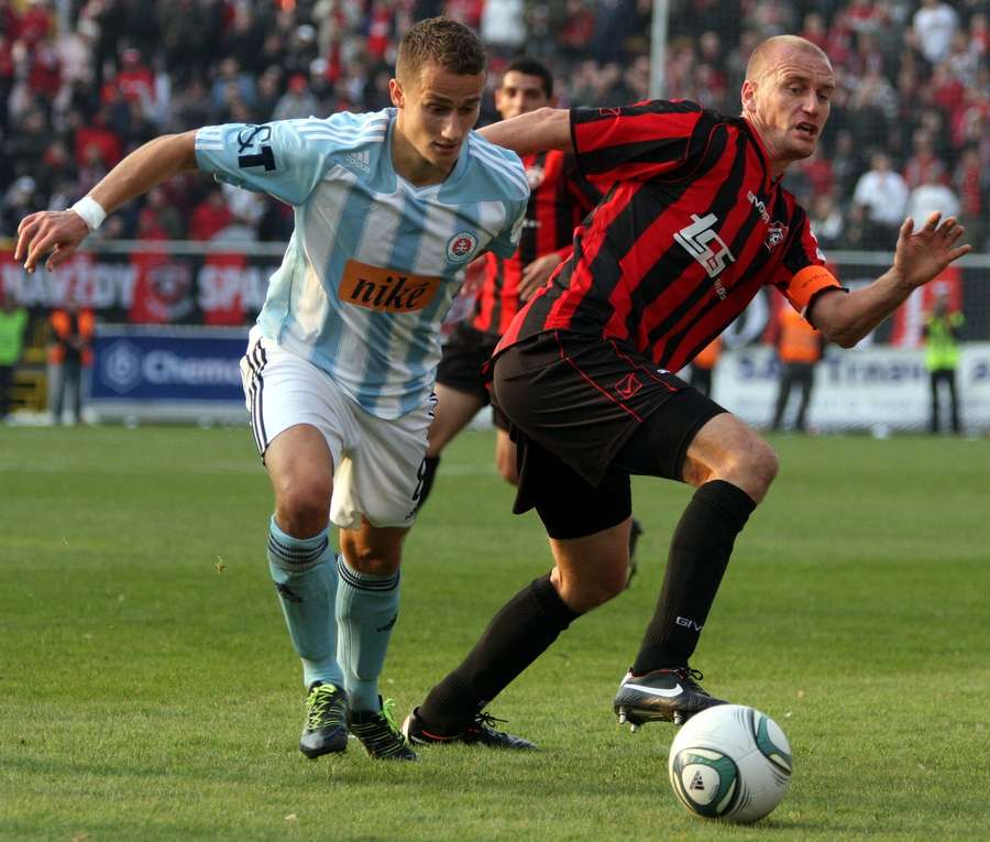 Grendel ešte v drese Slovana v súboji s trnavským Karhanom.