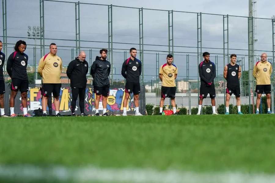 Plantel do Barça cumpre minuto de silêncio antes do treino