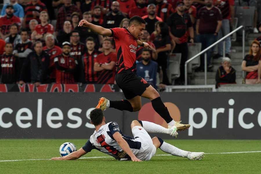 Vitor Roque, salta sobre Santiago Garcia durante o jogo da Libertadores contra o Alianza de Lima.