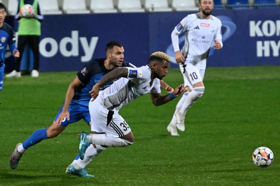 Jonathan Junior (P) z Kotwicy Kołobrzeg oraz Roman Yakuba (L) z Puszczy Niepołomice