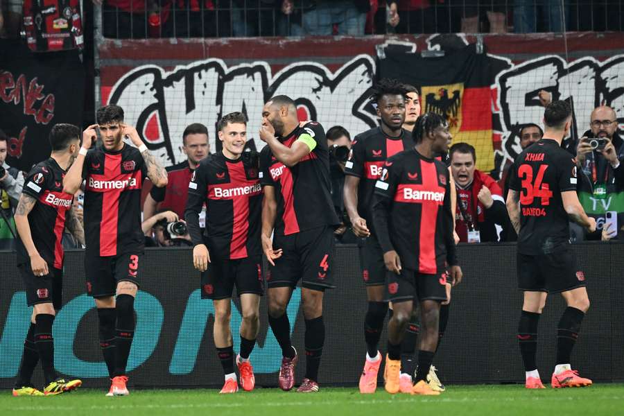 Hráči Leverkusenu slaví gól do sítě AS Řím.