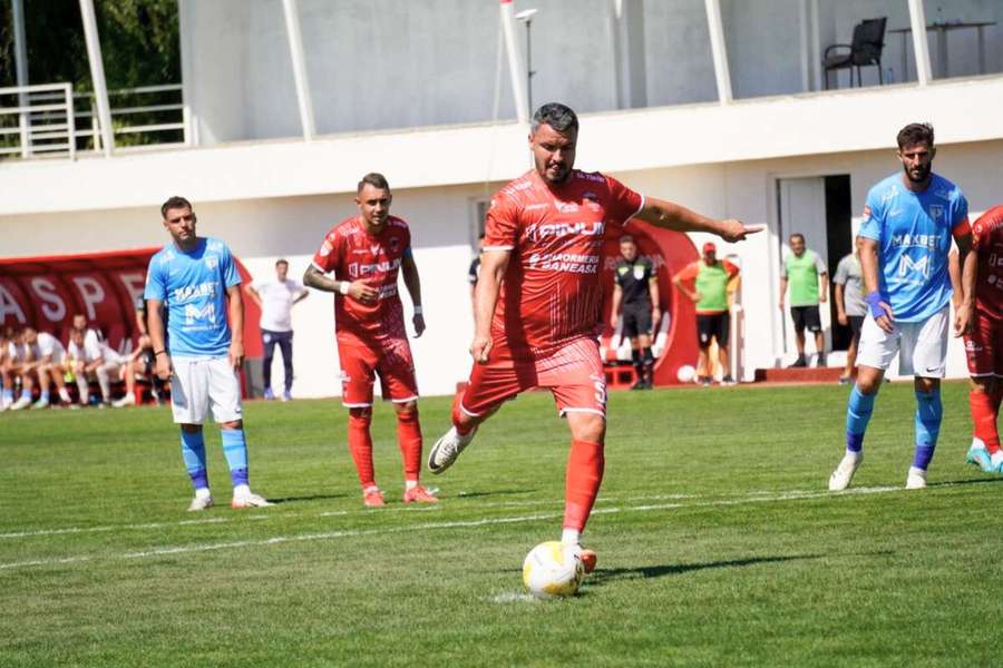 Constantin Budescu a marcat un gol din penalty pentru CS Tunari Constantin Budescu a marcat un gol din penalty pentru CS Tunari