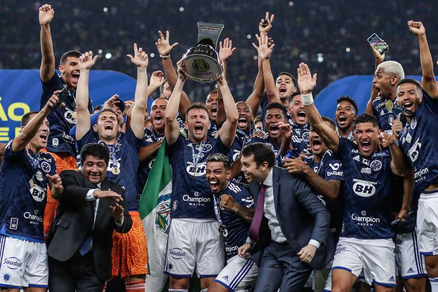 Capitão do Cruzeiro, Eduardo Brock levanta a taça de campeão brasileiro da Série B