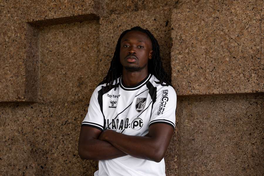 Umechi Akuazaoku oficializado pelo Vitória SC Umechi Akuazaoku oficializado pelo Vitória SC