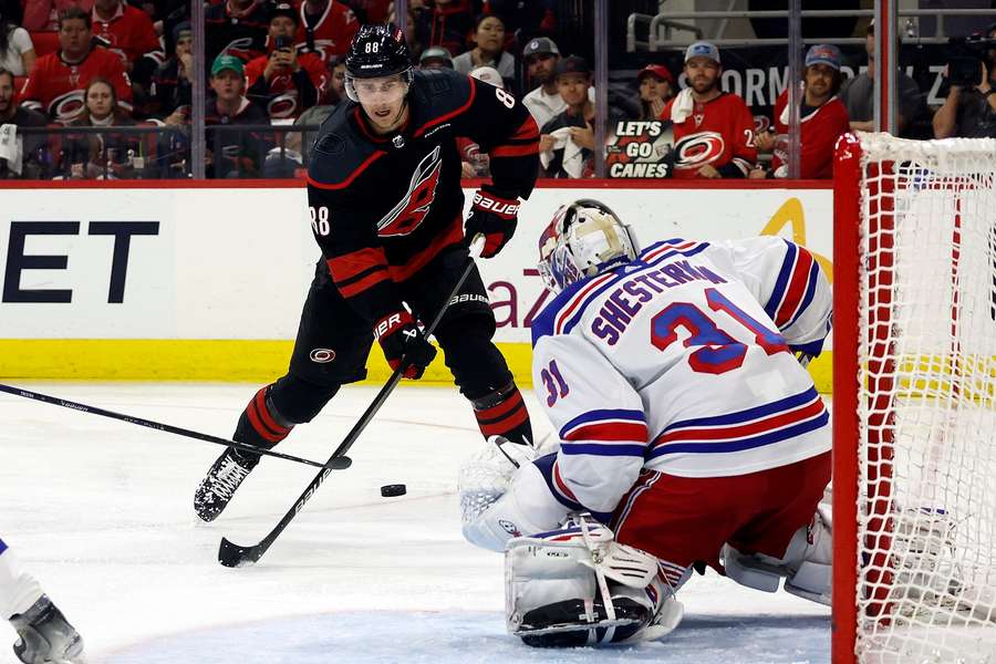 Martin Nečas otevřel skóre utkání svým čtvrtým gólem v letošním play off NHL.