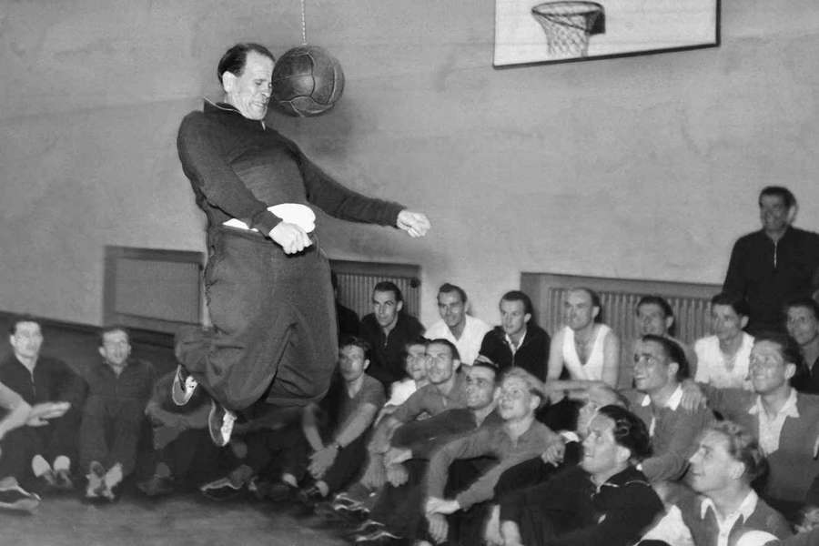 Bundestrainer Sepp Herberger bei einer Demonstration am Kopfballpendel. Bundestrainer Sepp Herberger bei einer Demonstration am Kopfballpendel.