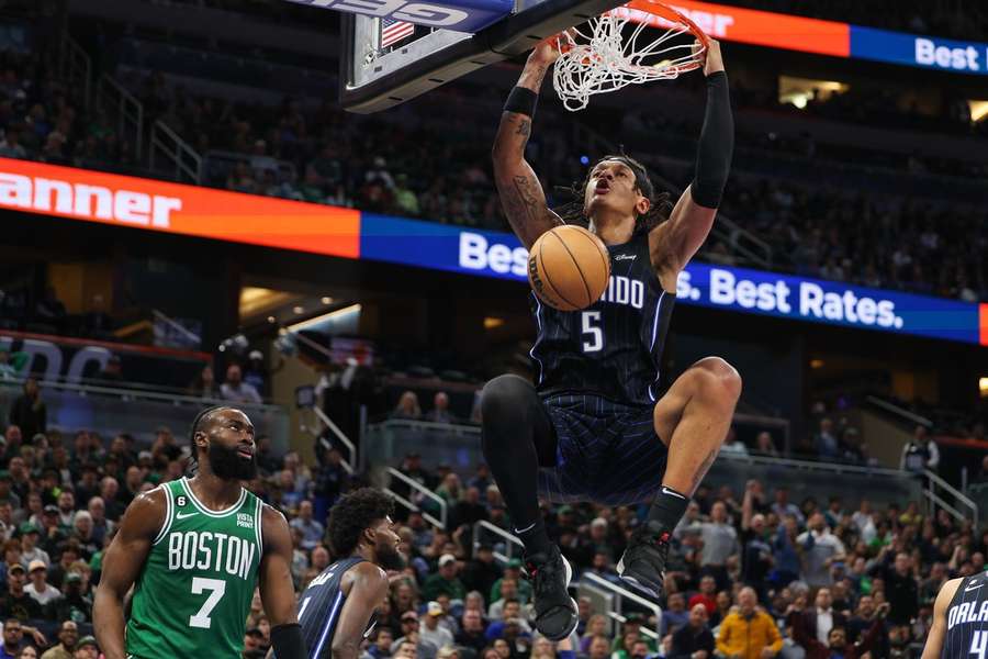 Magics' Paolo Banchero met een dunk tegen de Celtics