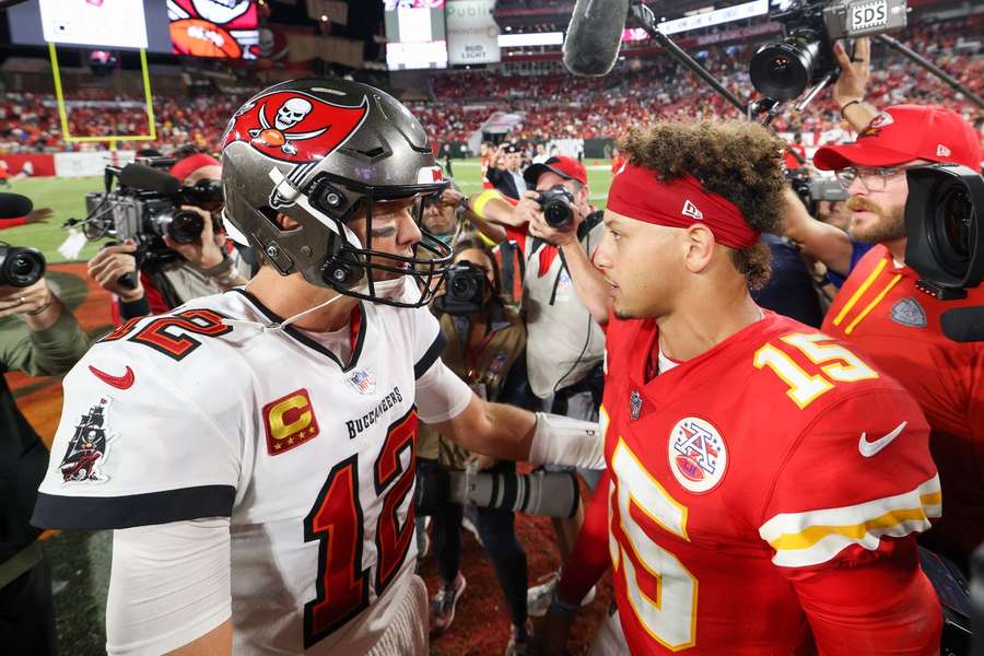 Tom Brady et Patrick Mahomes à l'issue du match hier soir.