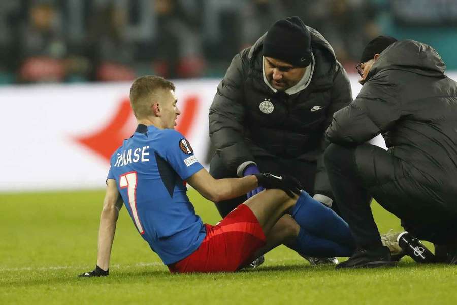 Florin Tănase primește îngrijiri medicale în meciul cu PAOK