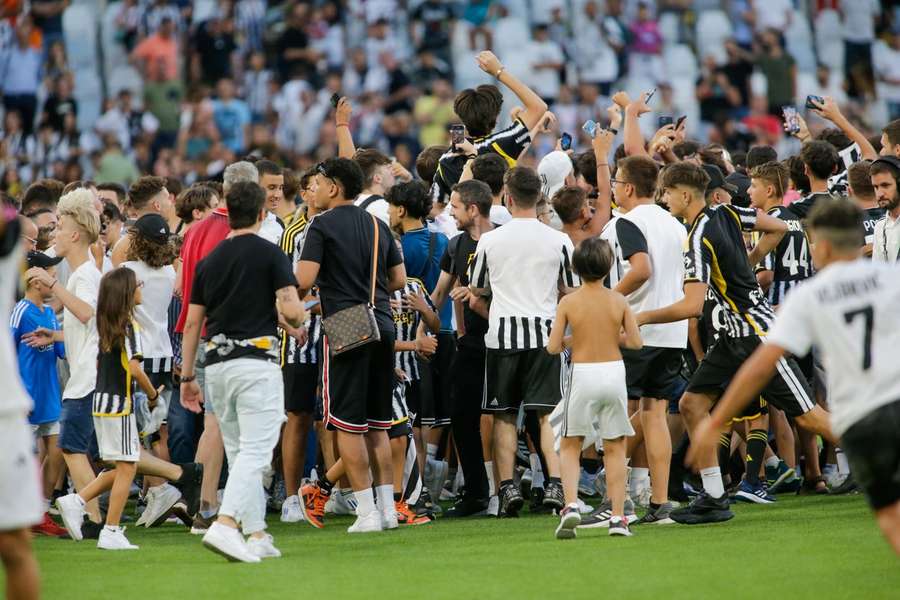 Fans van Juventus op het veld na de oefenwedstrijd tegen Juventus Next Gen