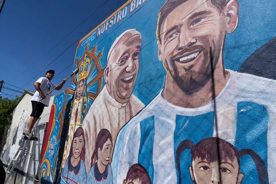 Papa Francesco in un murale con Lionel Messi