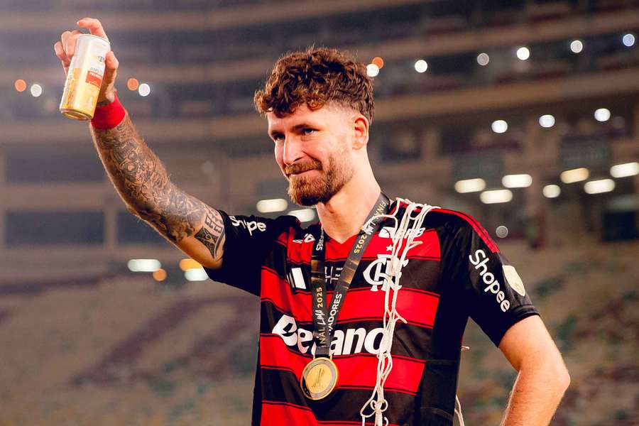 Léo Pereira após ganhar a Taça Libertadores