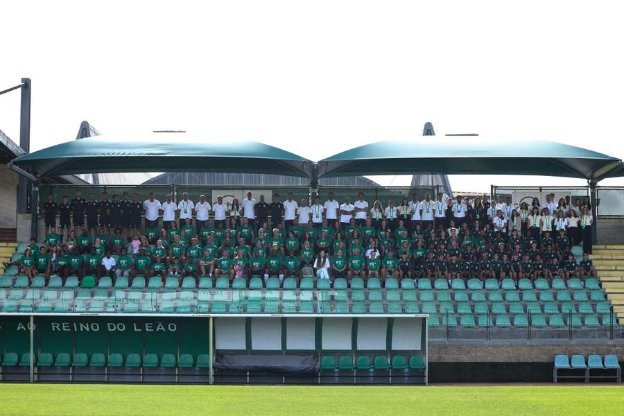 Os novos talentos da Academia Cristiano Ronaldo com os pais Os novos talentos da Academia Cristiano Ronaldo com os pais