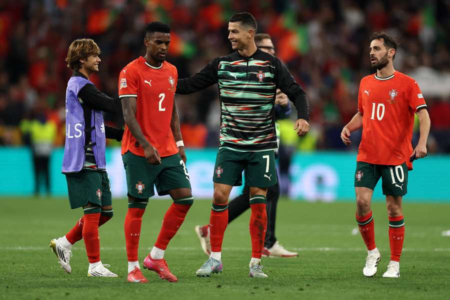 Nélson Semedo au côté de Cristiano Ronaldo