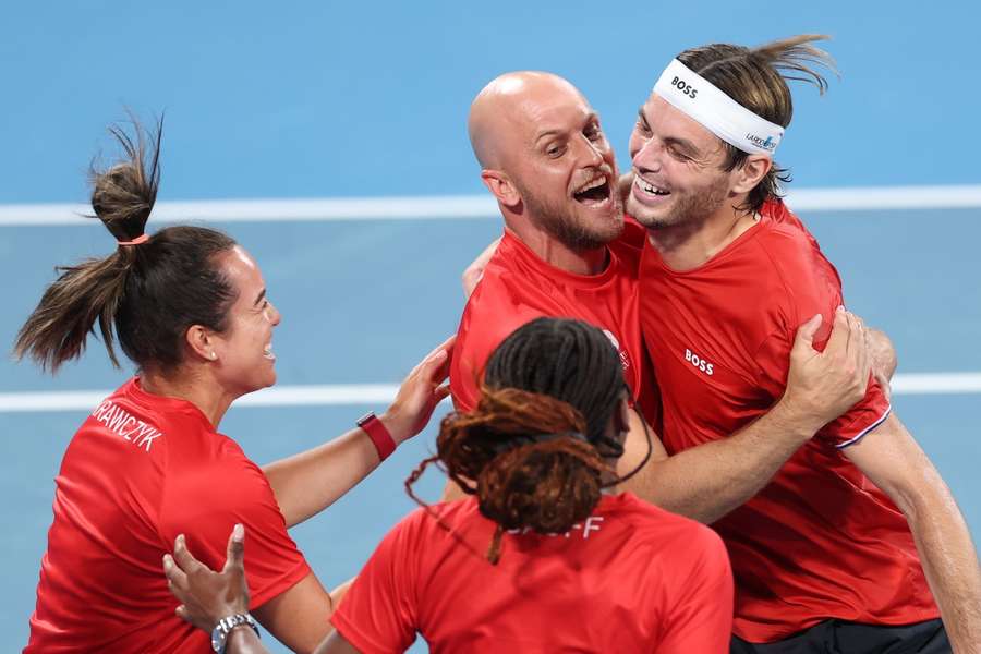 Fritz y sus compañeros de equipo celebran