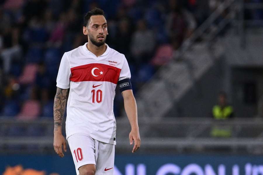 Hakan Çalhanoglu é o capitão da Turquia