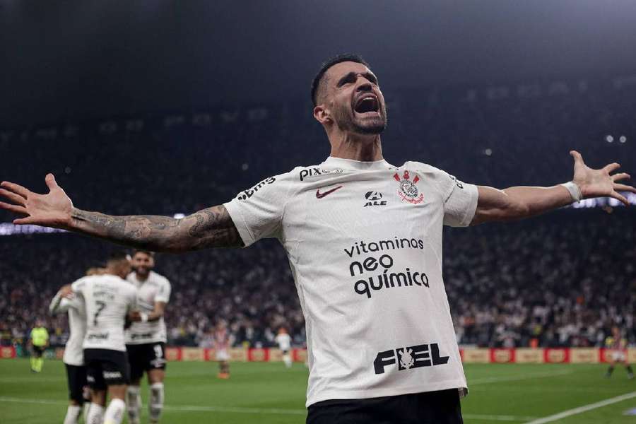 Renato Augusto celebra com a torcida corintiana em Itaquera