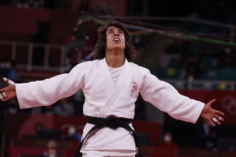 Catarina Costa venceu os dois combates da sua poule, diante da peruana Bianca Gonzales e da alemã Sarah Ischt Catarina Costa venceu os dois combates da sua poule, diante da peruana Bianca Gonzales e da alemã Sarah Ischt