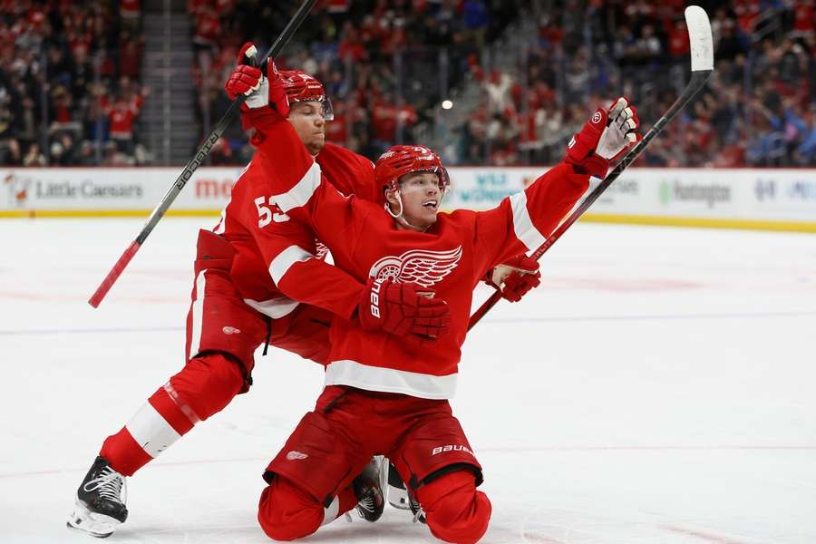 Moritz Seider in Jubelpose für die Detroit Red Wings.