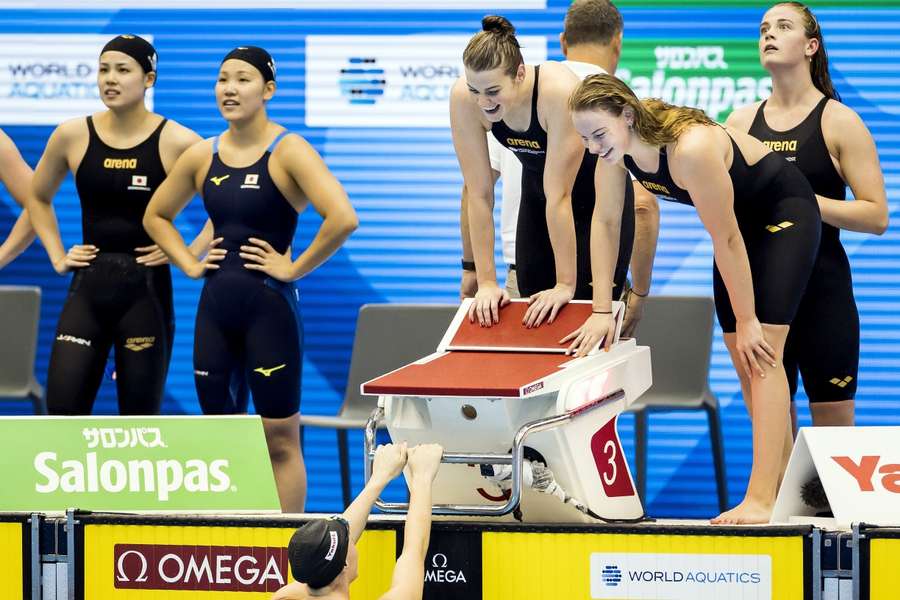 Steenbergen, Van Kooten, De Jong en Holkenborg na afloop van de 4x200 vrij vrouwen tijdens de vijfde dag van het WK